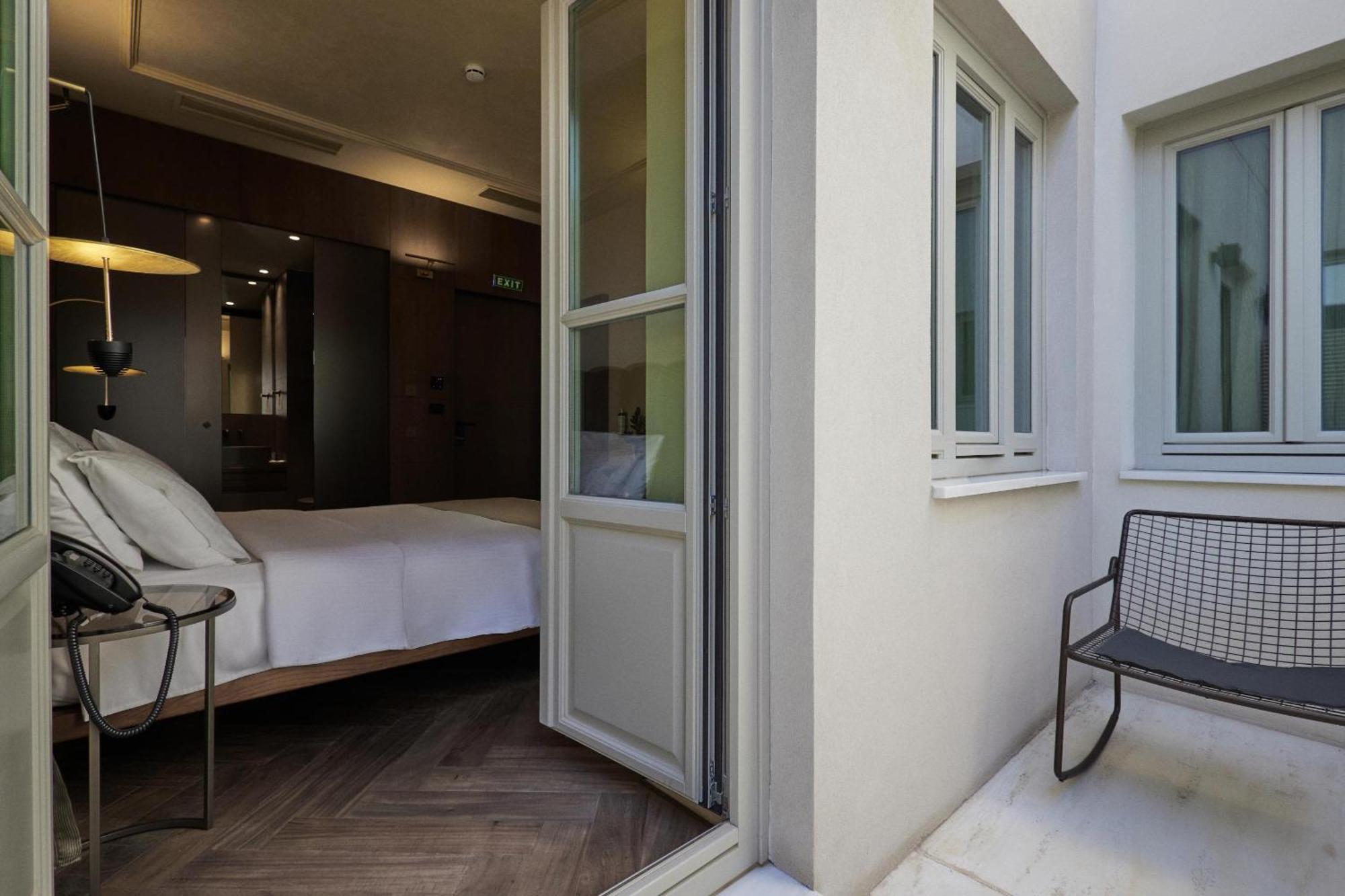 Standard Athenian Room